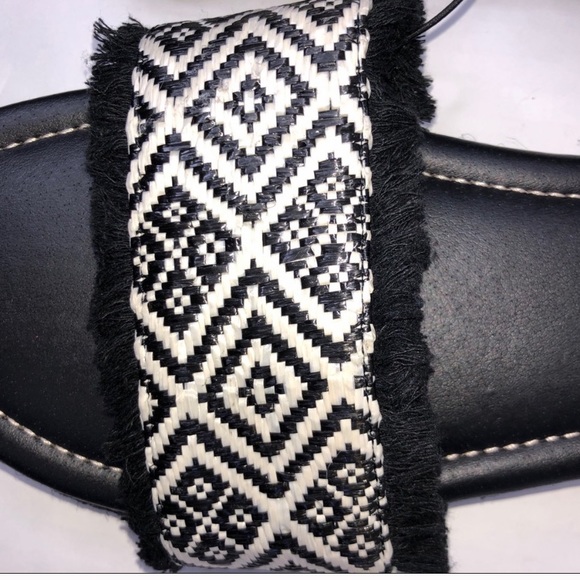 🛑SOLD🛑 Torrid Black & White Slides - Picture 5 of 6